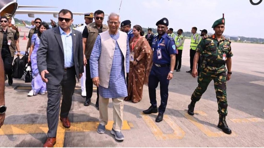 বিমানবন্দরে প্রধান উপদেষ্টাকে অভ্যর্থনা জানান চট্টগ্রাম বিভাগীয় কমিশনার, সিটি করপোরেশনের মেয়র ও অন্য কর্মকর্তারা